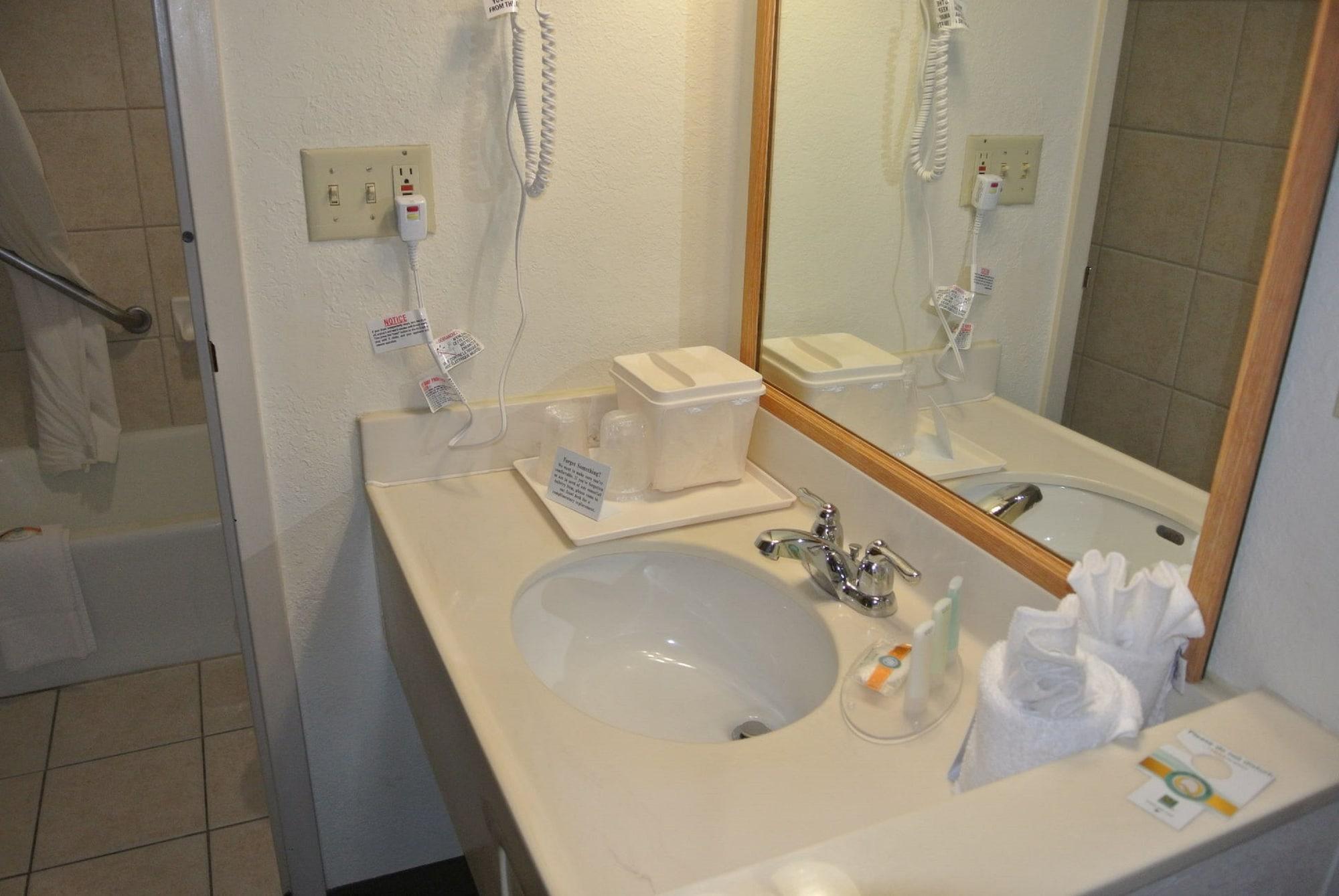 Quality Inn & Suites North Спрингфилд Экстерьер фото