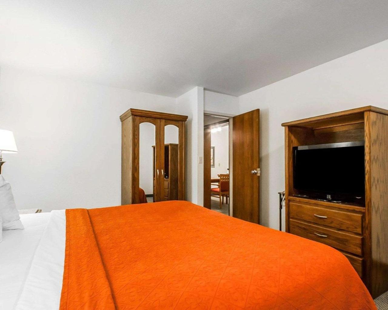 Quality Inn & Suites North Спрингфилд Экстерьер фото