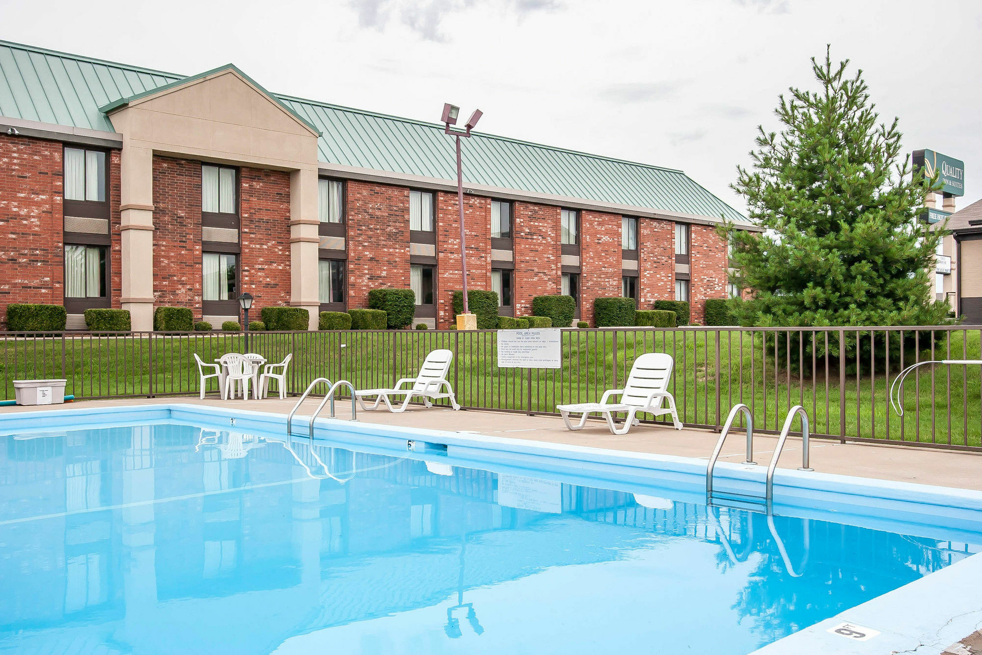 Quality Inn & Suites North Спрингфилд Экстерьер фото